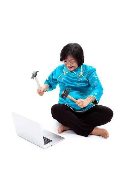 Mulher chinesa pronta para destruir laptop — Fotografia de Stock