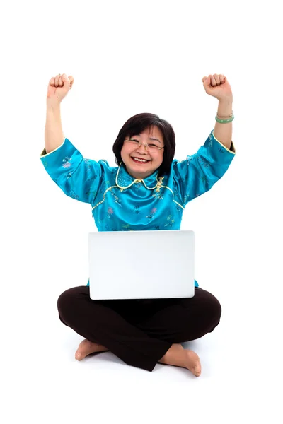 Mujer china más feliz con el ordenador portátil —  Fotos de Stock