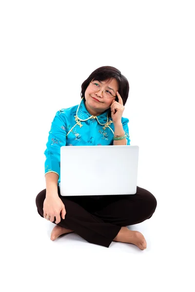 Kinesisk kvinna med laptop, tänkande — Stockfoto