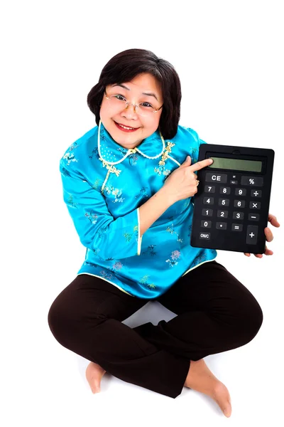 Chinese Woman smiling, showing a calculator — Stock Photo, Image