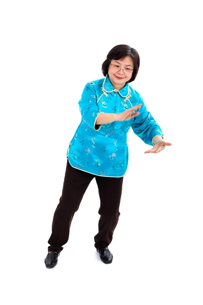Çinli kadın tai chi gerçekleştirir — Stok fotoğraf