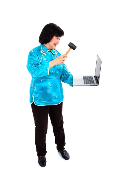 Mulher chinesa destrói laptop com hummer — Fotografia de Stock