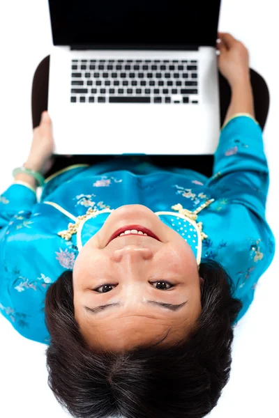 Chinese vrouw met laptop glimlachen, boven weergave, — Stockfoto