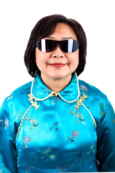 Kiinalainen nainen muotokuva, aurinkolasit — kuvapankkivalokuva