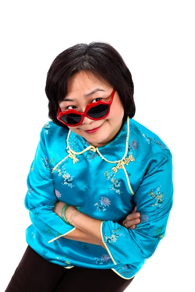 Cinese donna divertente rosso occhiali da sole — Foto Stock