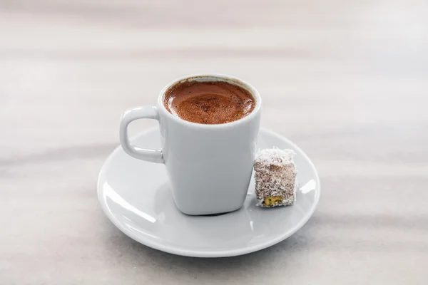 Caffè turco servito con delizia turca — Foto Stock