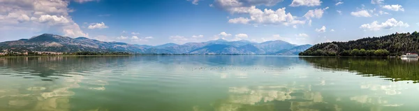 Panoramic view of Kastoria lake, Greece — Stock Photo, Image