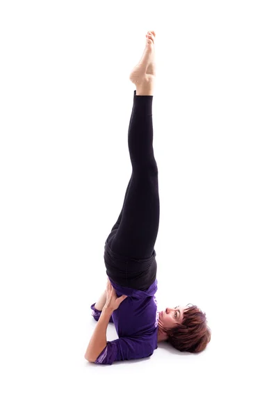 Mulher realizando exercícios de ioga — Fotografia de Stock