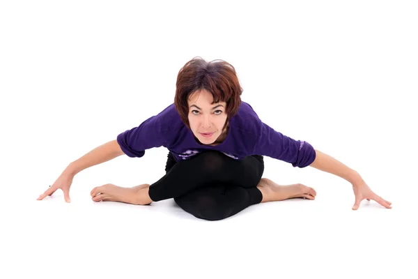 Mujer realizando ejercicios de yoga —  Fotos de Stock