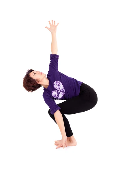 Donna che esegue esercizi di yoga — Foto Stock