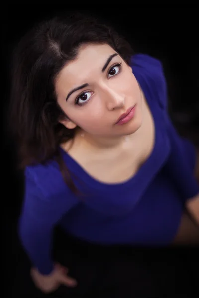 Mavi elbise giyen güzel genç kadın portresi — Stok fotoğraf