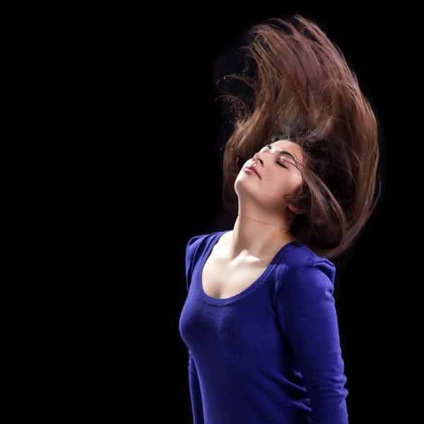Волосы привлекательной молодой женщины, пойманные в действии — стоковое фото