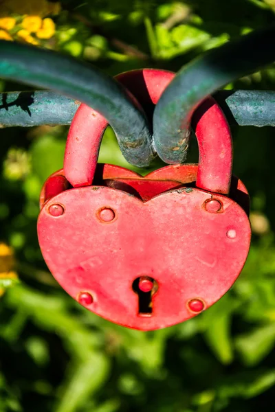 Cerradura roja en forma de corazón —  Fotos de Stock