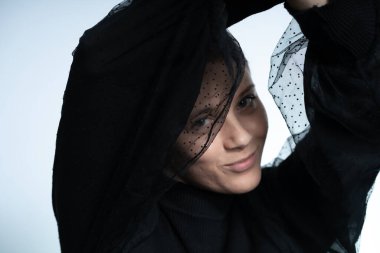 Siyah giyen çekici bir kadın, beyaz arka planda çekilmiş, stüdyo fotoğrafı..