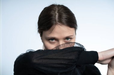 Siyah giyen çekici bir kadın, beyaz arka planda çekilmiş, stüdyo fotoğrafı..