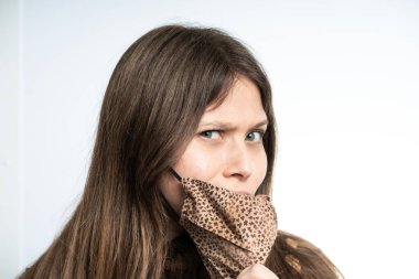 Kahverengi maske takan bir kadınla eğleniyor, kendini Chavid 'den koruyor.