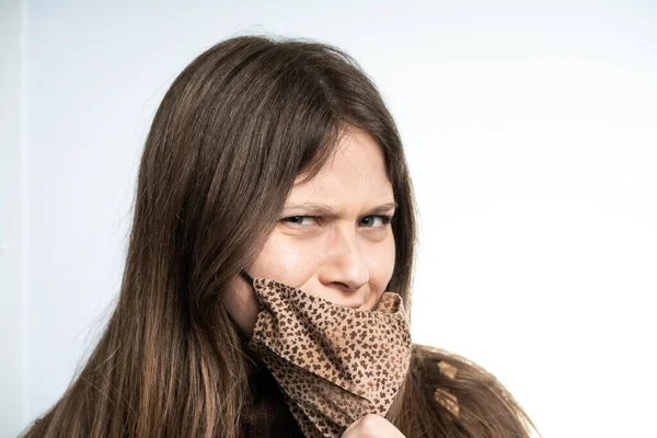 Woman Having Fun Mask Wearing Brown Mask Protecting Herself Covid — Φωτογραφία Αρχείου