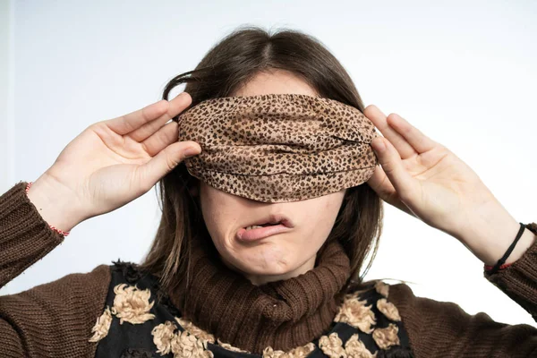 Woman Having Fun Mask Wearing Brown Mask Protecting Herself Covid — Φωτογραφία Αρχείου