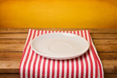 boş plaka üzerinde masa örtüsü