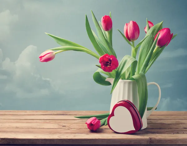 Beau bouquet de tulipes avec boîte en forme de coeur — Photo