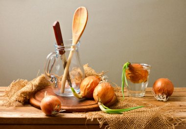 ahşap masa üzerine soğan ile natürmort