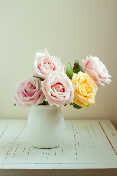 Belo buquê de rosas na mesa branca — Fotografia de Stock