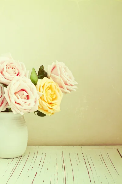 Vintage sfondo con bouquet di rose — Foto Stock