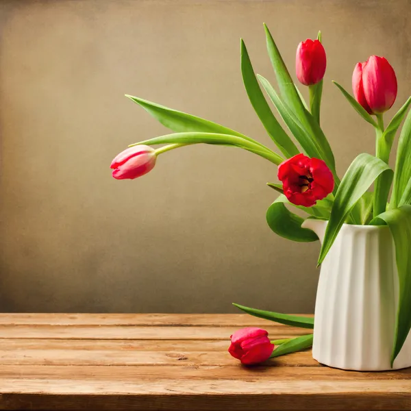 木製のテーブルの上の美しいチューリップの花束 — ストック写真