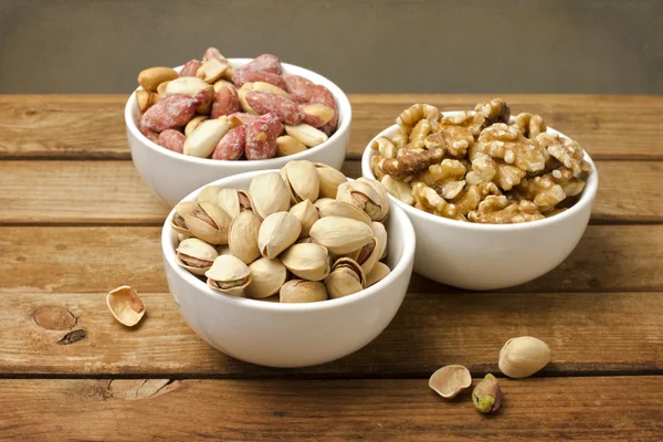Geassorteerde noten in gerechten — Stockfoto