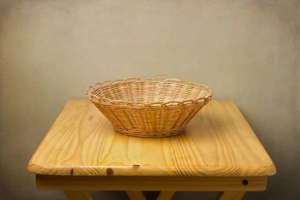 Prázdný košík na dřevěný stůl — Stock fotografie