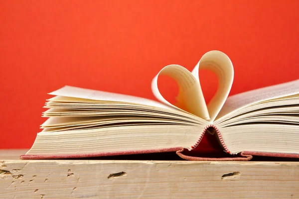 Libro con páginas plegadas en forma de corazón — Foto de Stock