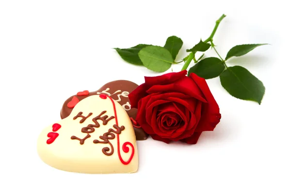 Ημέρα του Αγίου Βαλεντίνου έννοια. Σχήμα καρδιάς, σοκολάτα και το κόκκινο αυξήθηκε σε άσπρο φόντο — Φωτογραφία Αρχείου
