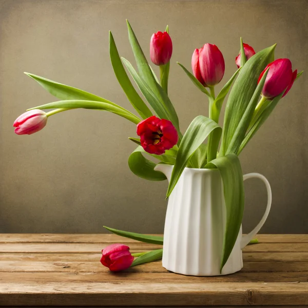 Natureza morta com buquê de tulipas em mesa de madeira — Fotografia de Stock