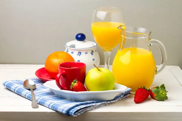 白いテーブルに新鮮なフルーツと朝食します。 — ストック写真