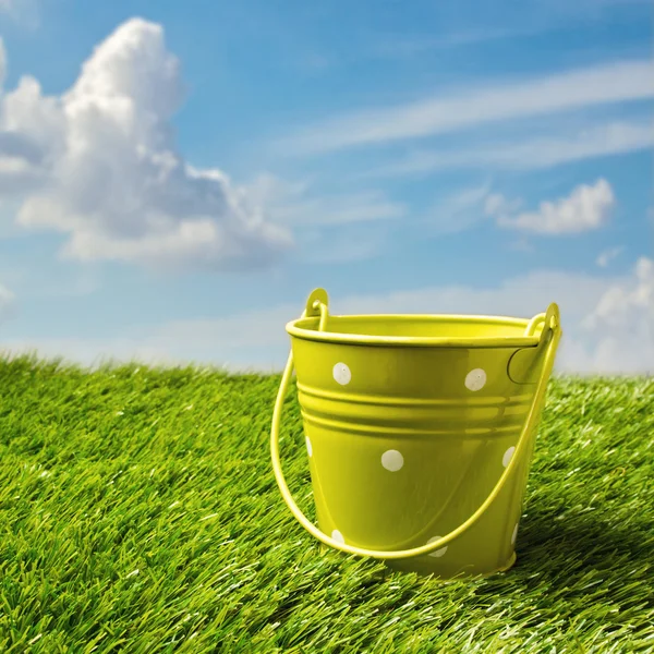 Zelené plechovka trávy nad modrá obloha — Stock fotografie
