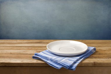 boş plaka üzerinde ahşap masa masa örtüsü