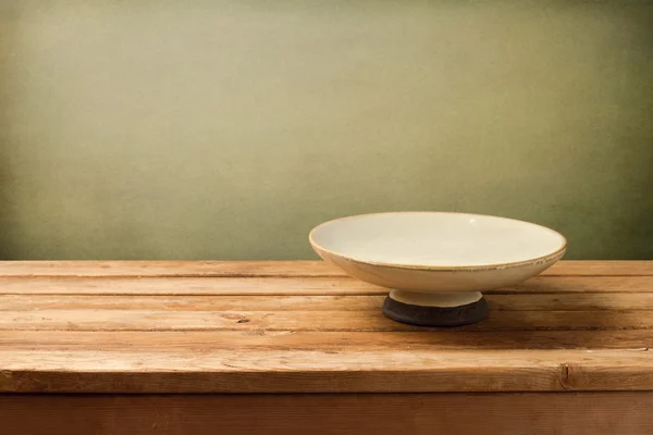 Fondo retro con plato sobre mesa de madera — Foto de Stock