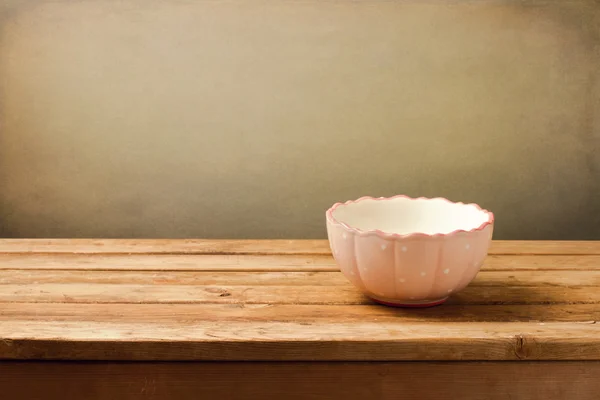 Fundo com prato na mesa de madeira — Fotografia de Stock