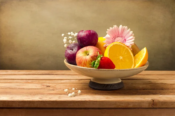 Vaso com frutas e flores frescas — Fotografia de Stock