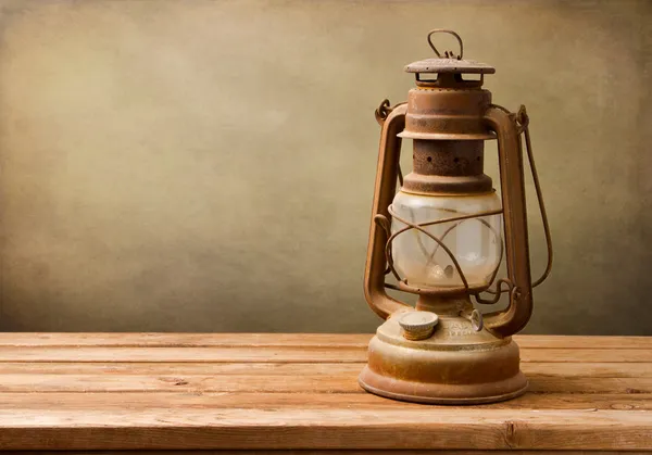 Lámpara de queroseno vintage sobre mesa de madera — Foto de Stock