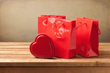 Sevgililer günü natürmort kalp şeklinde çikolata