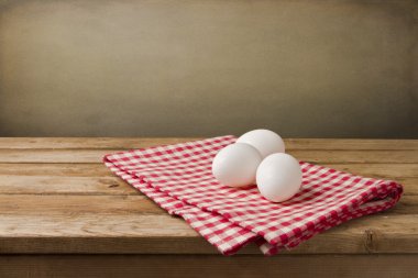 ahşap arka plan üzerinde masa örtüsü üzerinde yumurta