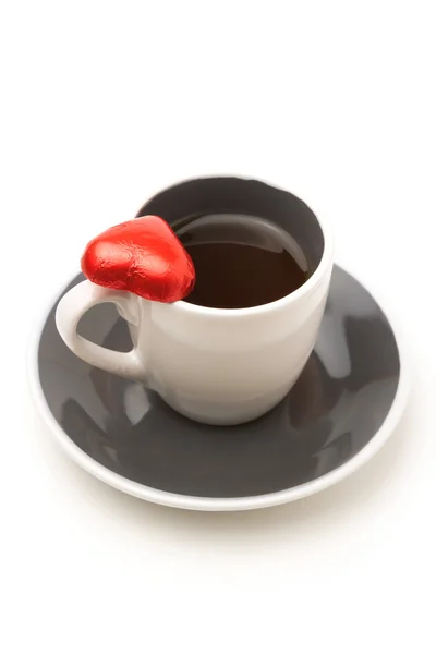 Koffiekopje met hart vorm chocolade — Stockfoto