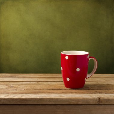 ahşap masa üzerinde noktalı kırmızı Kupası