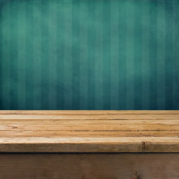 Sfondo vintage con tavolo in legno e grunge parete blu — Foto Stock