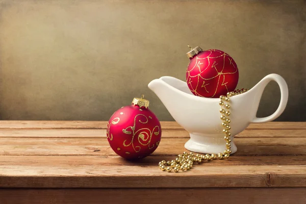 Fondo de Navidad con adornos y barca de salsa — Foto de Stock