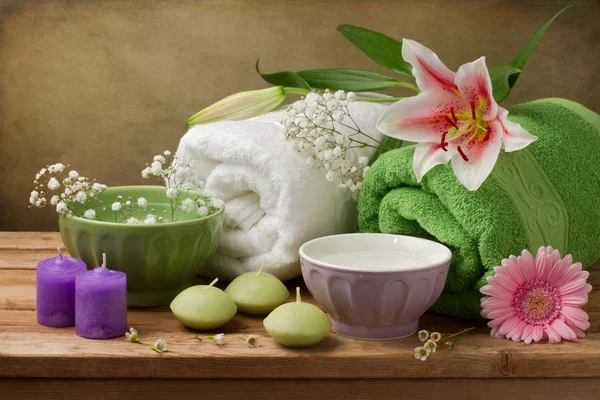 Concept de spa nature morte avec bougies et serviettes — Photo