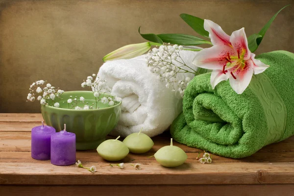 Concept de spa nature morte avec bougies et serviettes — Photo