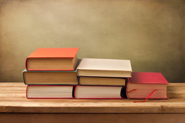 Εκλεκτής ποιότητας βιβλία σε ξύλινο τραπέζι — Φωτογραφία Αρχείου