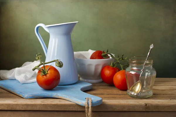 Stillleben mit frischen Tomaten und Geschirr — Stockfoto